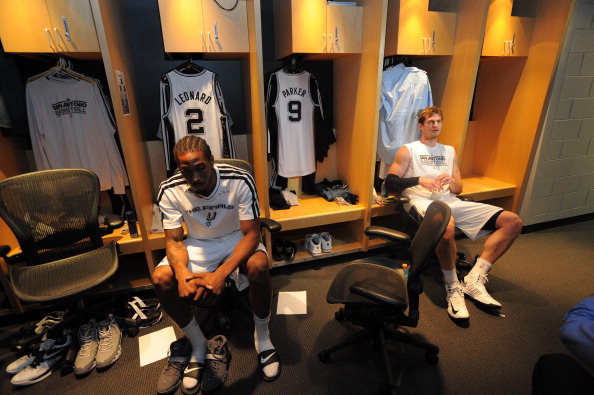 群在弱侧寻 群在弱侧寻